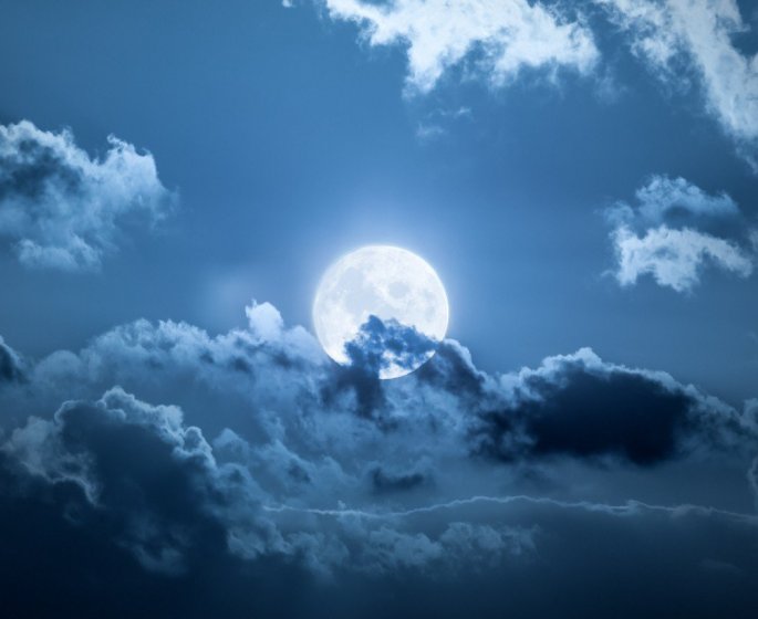 La pleine lune influence-t-elle vraiment notre sommeil ?
