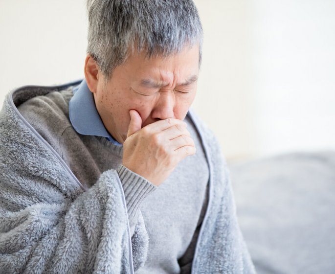Toux : faut-il cracher ou avaler ses glaires quand on est malade ?