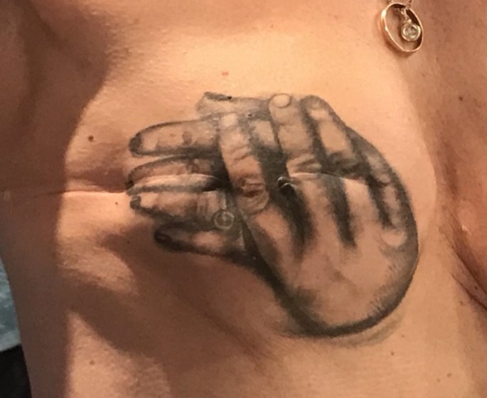 Cancer du sein : “Mon tatouage sur la poitrine m’a permis de tourner la page”