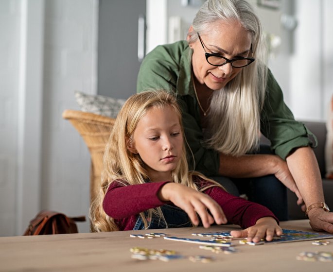 Assembler un puzzle, une activite qui stimule le cerveau