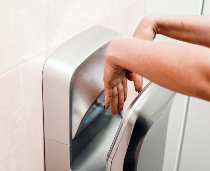 Bacteries : les seche-mains electriques en cachent de nombreuses