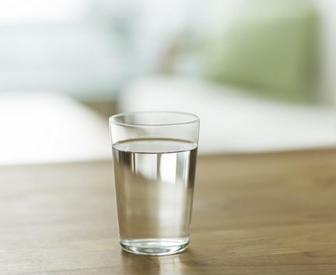 Pourquoi le verre d’eau laisse sur votre table de nuit a un drole de gout le matin 