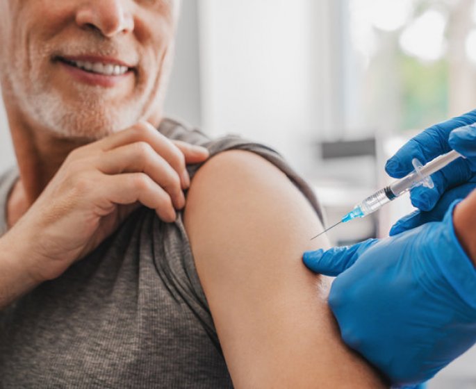 AstraZeneca : les benefices du vaccin augmentent avec l-age