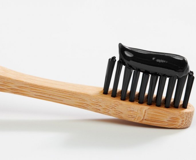 Dentifrice au charbon : quels sont les dangers pour vos dents ?