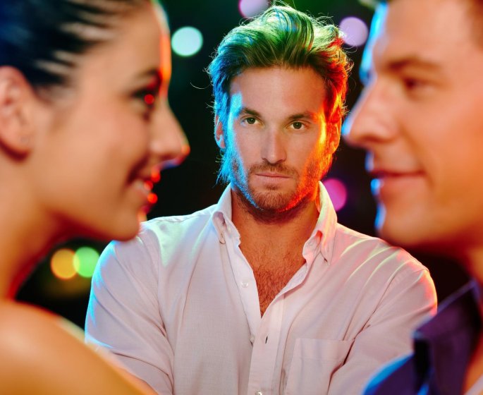 Relation sexuelle avec deux hommes : faut-il leur dire ? 