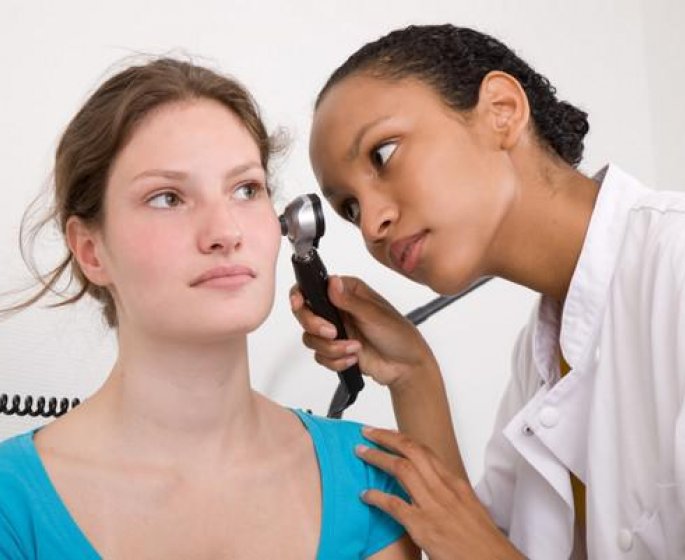 Oreille bouchee : un signe d-otite ?