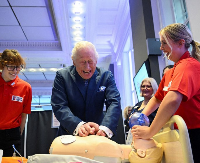 Le roi Charles III a appris a faire un massage cardiaque, un geste qui sauve, voici les regles a suivre