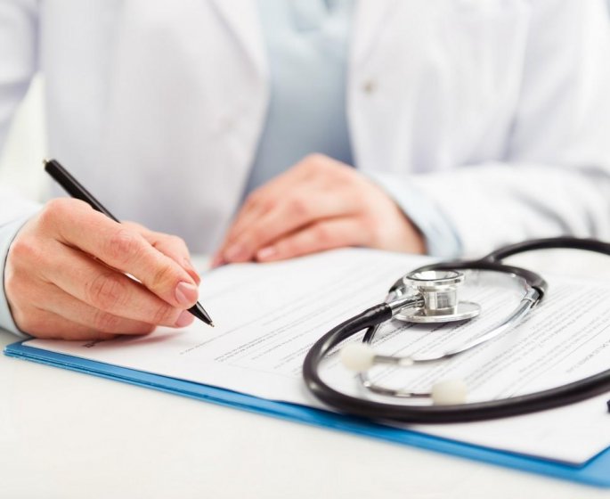Un medecin radie accuse d-avoir administre un vaccin a la matiere fecale