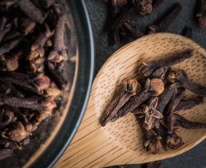 Dent et clou de girofle : la posologie pour calmer un abces dentaire