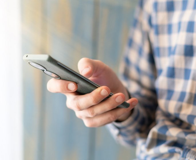 Cette erreur qu-on fait tous en tenant son telephone et comment y remedier