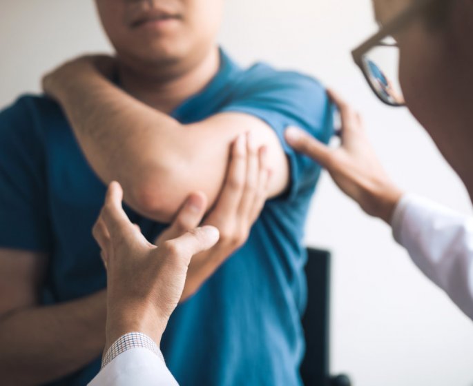 Douleur au niveau du bras gauche : quelles causes ?