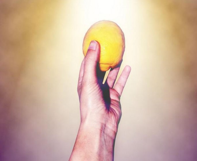 Taches brunes sur les mains : que faire ?