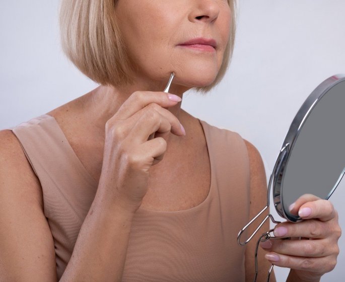 Poils au menton : 3 solutions pour les limiter selon une dermatologue