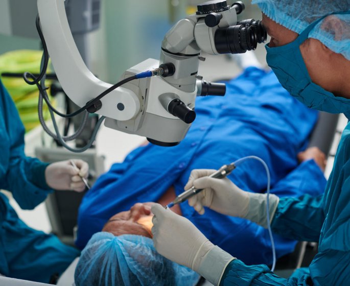 Il avoue avoir grave ses initiales sur le foie de ses patients