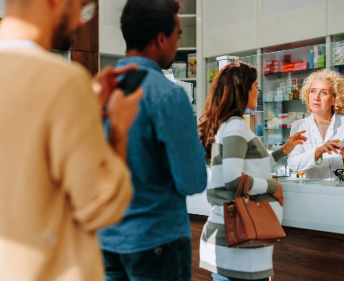 Les pharmaciens demandent la prise de rendez-vous pour se rendre en pharmacie