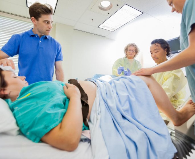Episiotomie : une sage-femme denonce le point de suture pour le mari !