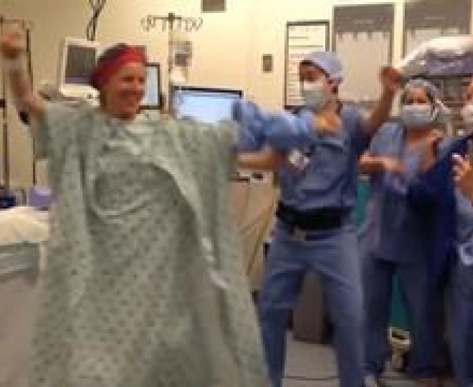 Video : elle danse avec ses chirurgiens avant sa mastectomie