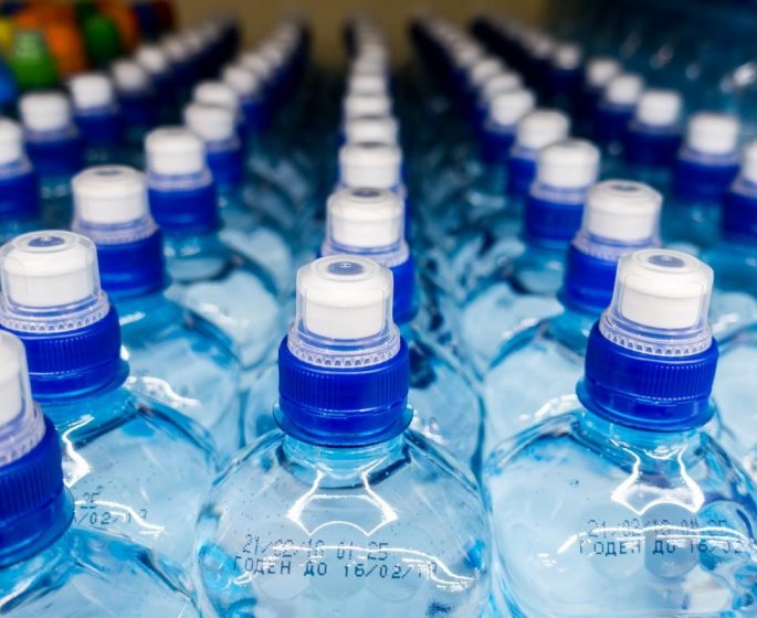  Plusieurs grandes marques d’eau en bouteille contaminees par du plastique 