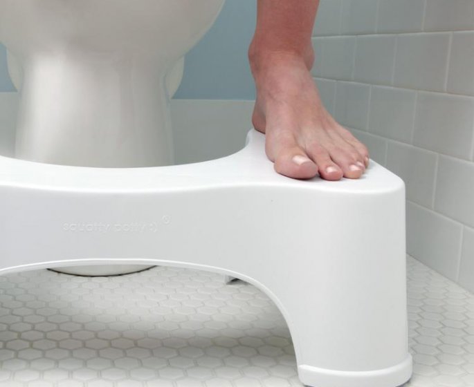Astuce : le marche-pied pour en finir avec la constipation aux toilettes