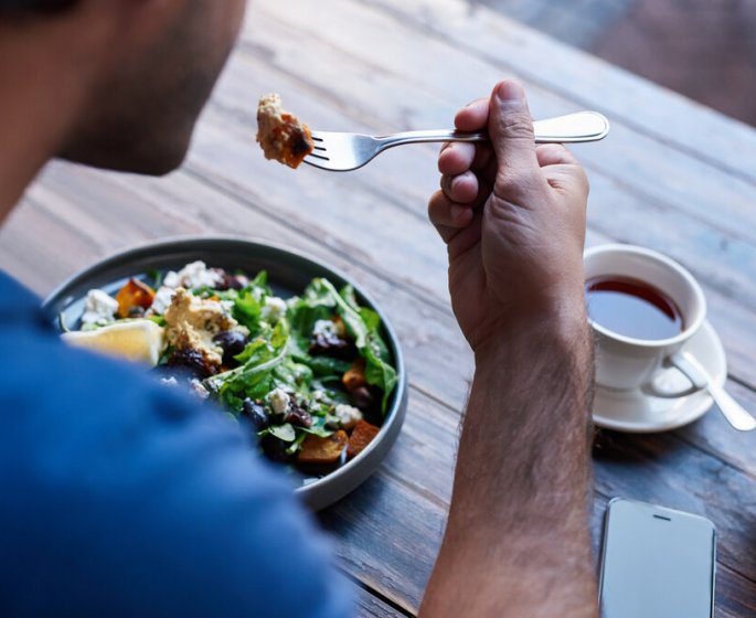 Sa nourriture n-avait plus bon gout, il souffrait en fait d-un cancer de l-estomac