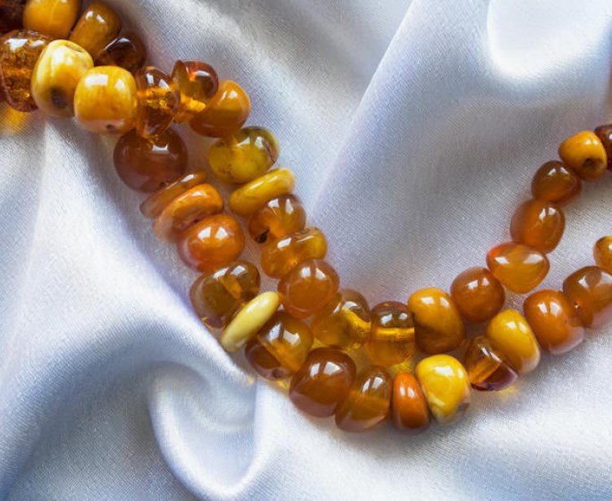 Poussees dentaires : les precautions a prendre avec le collier d-ambre