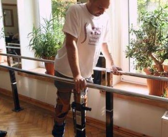 Une operation inedite lui redonne l’usage de ses jambes