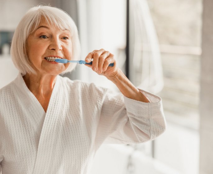 Des dentistes avertissent que cette erreur courante le matin pourrait detruire vos dents