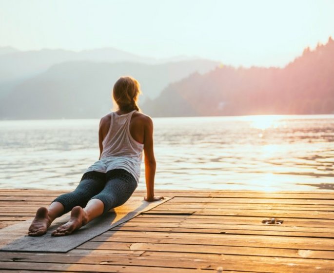 Seins qui tombent : 5 postures de yoga pour lutter contre la gravite