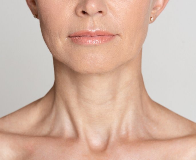 Peaux matures : les conseils d’une dermatologue pour prendre soin des zones oubliees