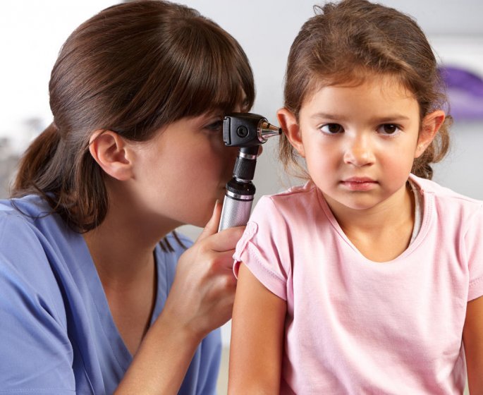 Bouchon d-oreille : une cause d-otite chez l-enfant