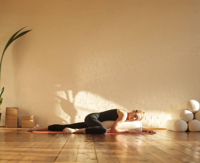 Insomnie : 4 postures de yoga restauratif pour retrouver le sommeil