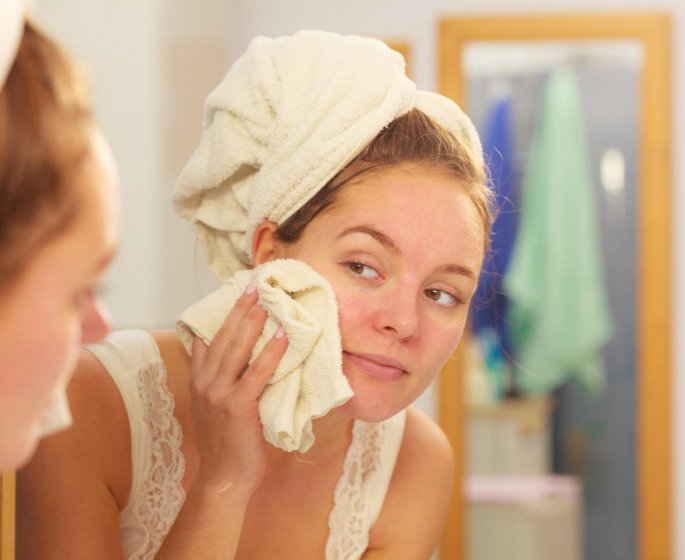 Peau du visage grasse : comment choisir son savon ?