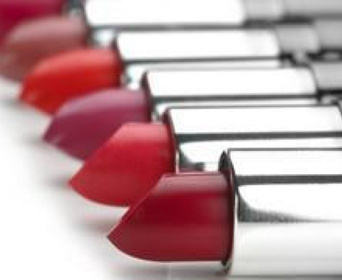 Plomb : 400 rouges a levres epingles