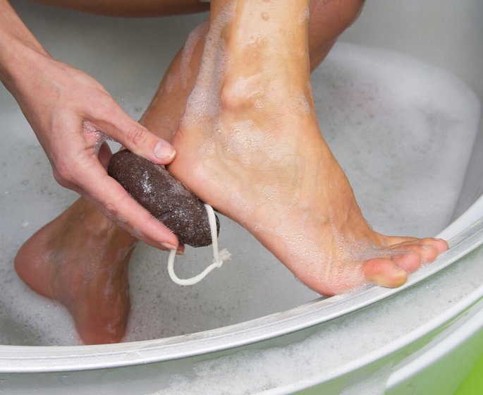 Comment bien utiliser la pierre ponce pour des pieds doux
