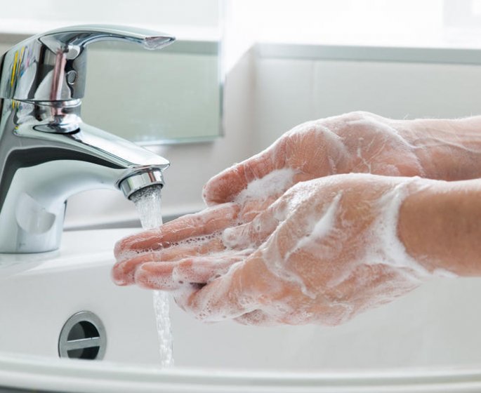 Les femmes doivent-elles se laver les mains avant d’aller aux toilettes ? 