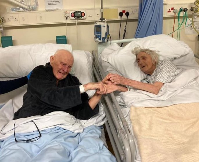 Apres 70 ans de mariage, ils meurent ensemble du Covid et emeuvent la toile