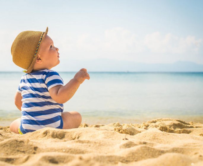 Jeunes parents : bien connaitre les dangers du soleil qui menacent bebe