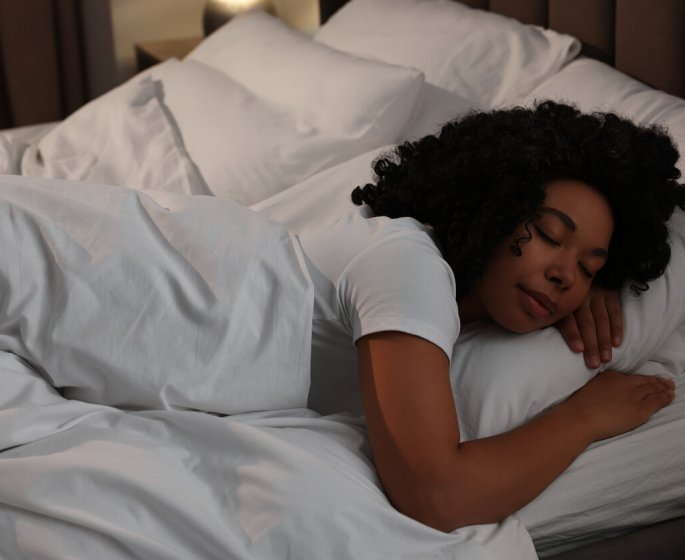 Cette facon de positionner nos bras quand on dort nous promet une meilleure nuit !