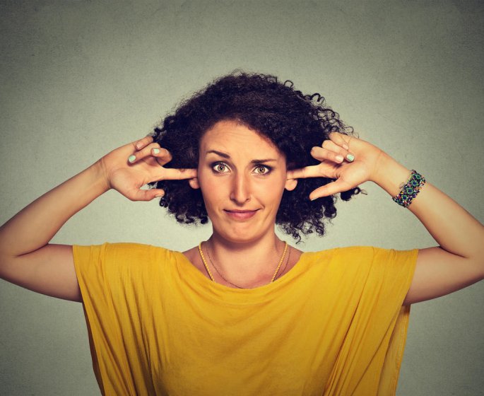 Oreille qui siffle : un symptome de bouchon ?