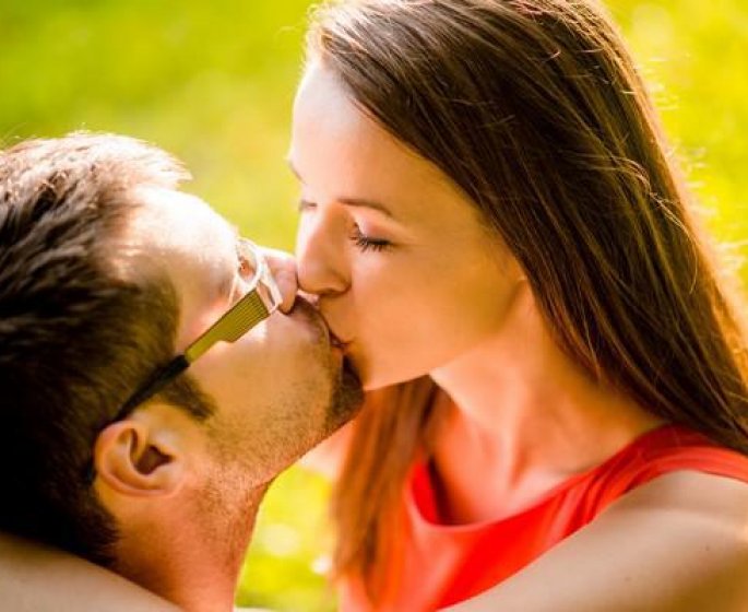 Pourquoi ferme-t-on les yeux quand on s-embrasse ?