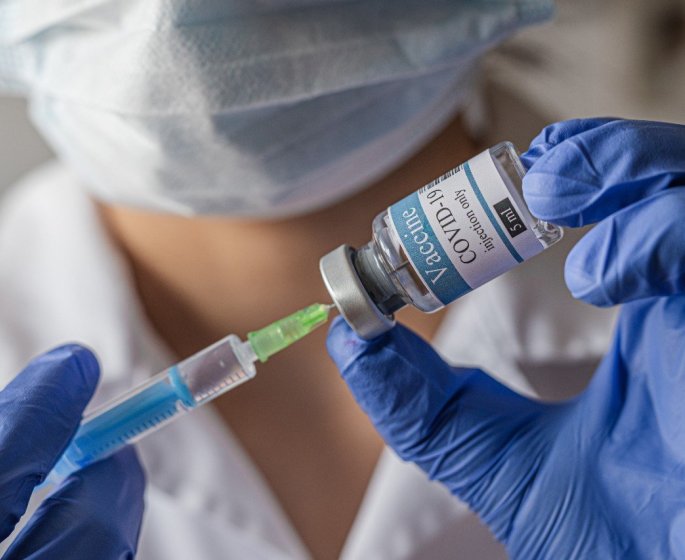 Covid-19 : l-UE recommande une deuxieme dose de rappel pour les plus de 60 ans