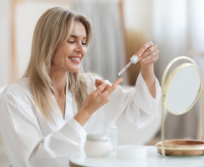 « Je suis experte de la peau, voici le cosmetique sur lequel les femmes de plus de 50 ans ne doivent pas faire l-impasse »