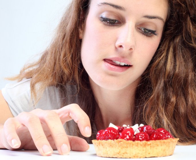 Pourquoi les femmes sont plus sujettes aux fringales avant les regles 