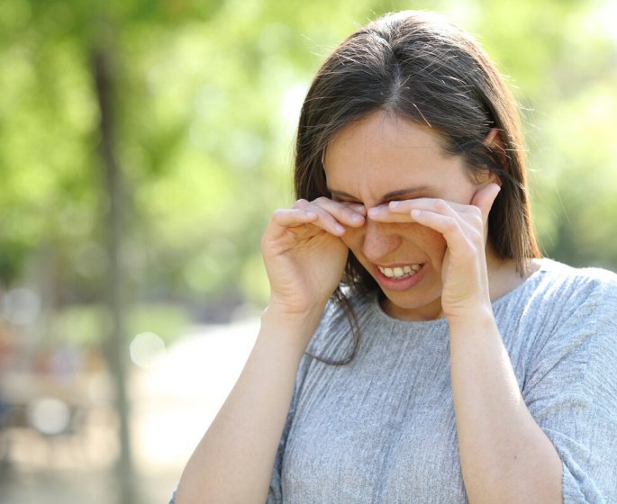 Se frotter les yeux pourrait faire baisser votre vue, d’apres un ophtalmologiste