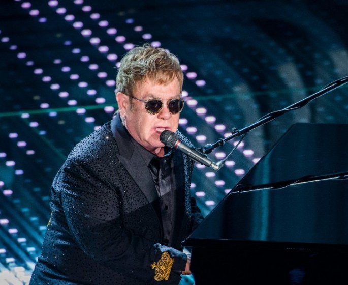 Elton John : pourquoi le chanteur doit etre opere en urgence 