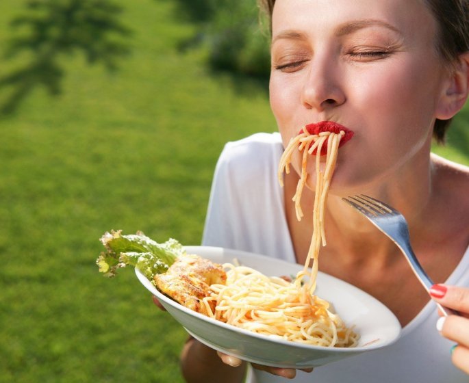 Manger en faisant du bruit donne une meilleure saveur aux aliments