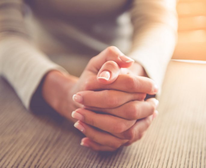 Tremblement des mains : un symptome de Parkinson