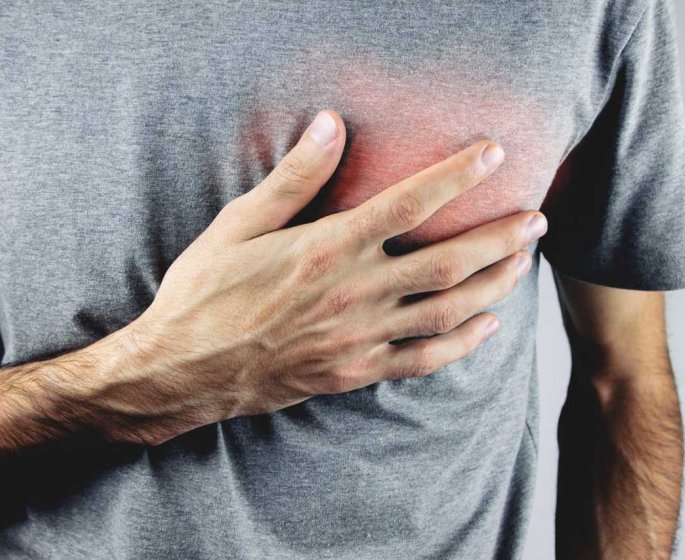Insuffisance cardiaque : ce symptome en vous allongeant doit vous alerter