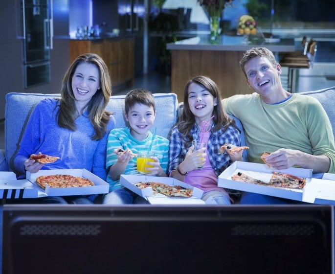 Repas devant la tele : pourquoi c-est dangereux pour vos enfants