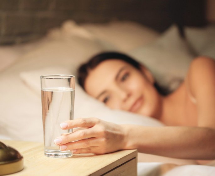 Pourquoi il ne faut pas boire le verre d-eau pose sur votre table de chevet